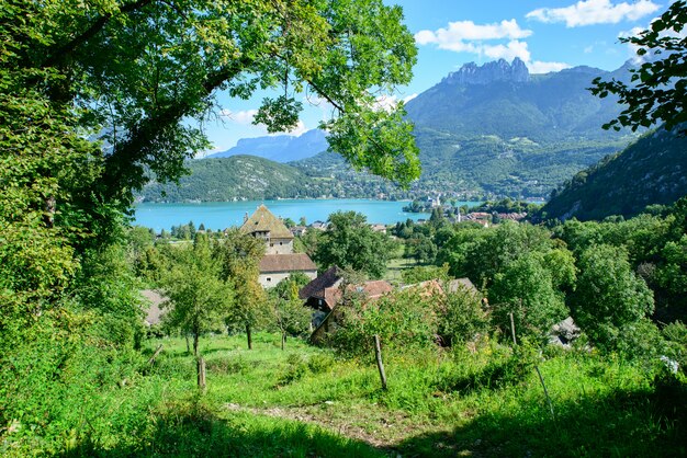 Paysage de montagne au bord du lac d'Annecy