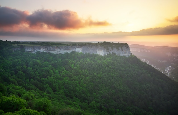 Paysage de montagne au coucher du soleil. Composition de la nature.