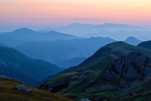 Le paysage de la montagne au coucher du soleil