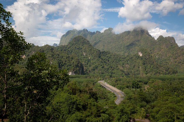 Paysage de montagne au meilleur moment à l'ouest de la Thaïlande Voyage et joie