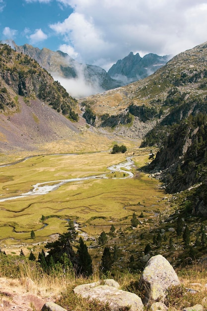 Paysage de montagne au milieu des nuages au-dessus d'une vallée avec des zones humides