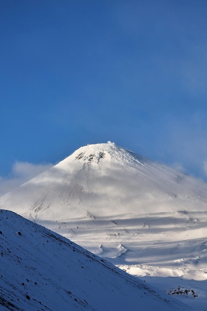 Paysage de montagne à l'aube Sommet des montagnes sur des nuages épais blancs