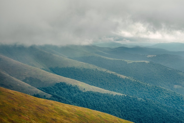 Paysage de montagne d'automne de mauvaise humeur avec des nuages