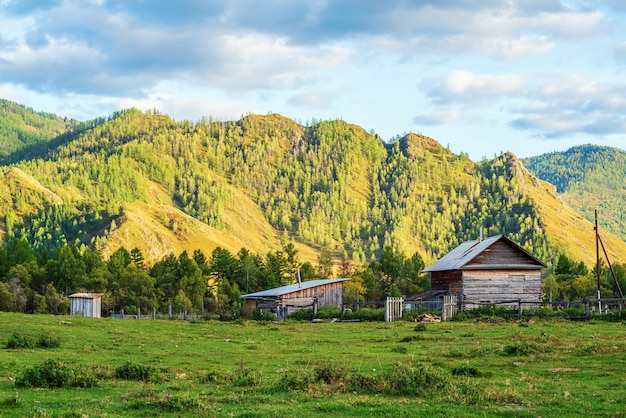 Paysage de montagne d'automne le soir Russie montagne Altaï village de BichiktuBoom