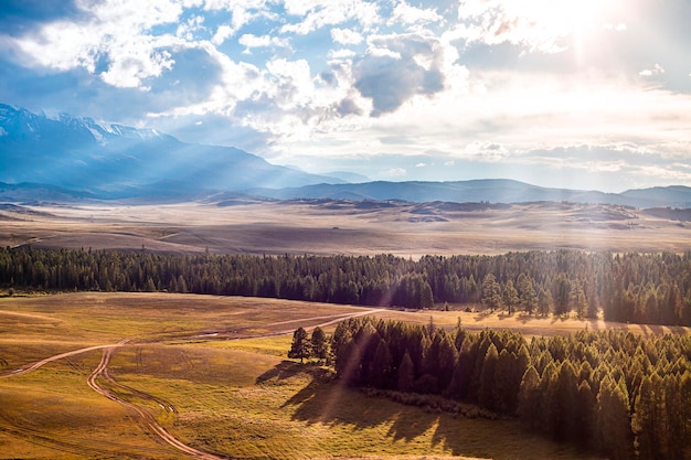 paysage de montagne aux rayons du soleil couchant