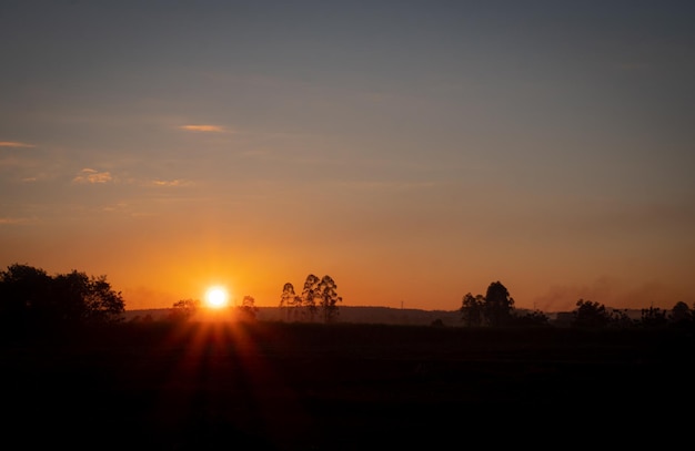 Photo le paysage de la montagne basse où le soleil du matin se lève la nature claire du ciel du matin le soleil du matin est un rayon de lumière