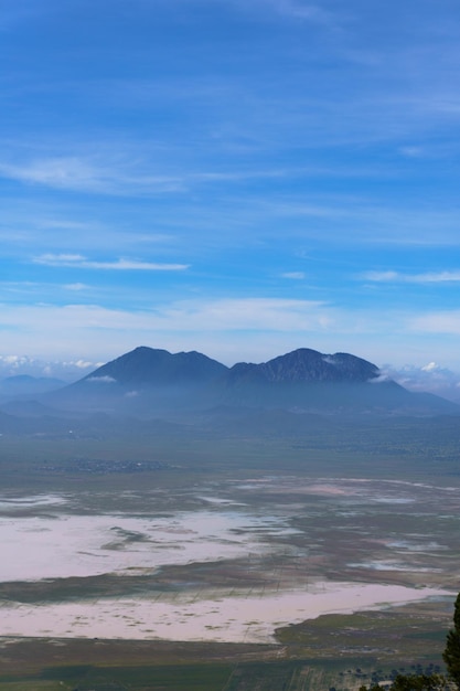 Paysage de montagne bleue avec brouillard