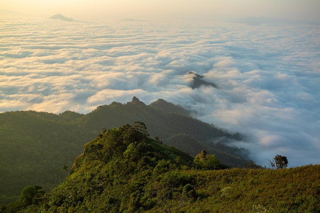 Paysage de montagne avec brume au matin Baan JABO point de vue Mae Hong Son