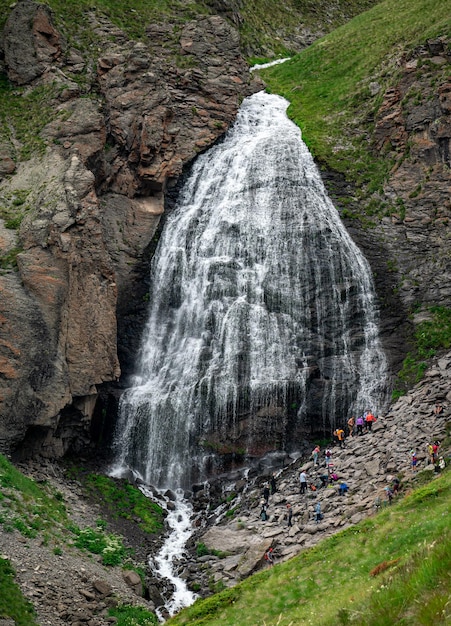 Paysage de montagne avec une cascade arrière-plan naturel randonnées de montagne promenades de montagne mode de vie sain et actif cascade de montagne pittoresque en été
