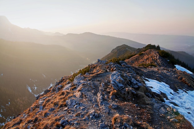 Paysage de montagne avec chemin rocheux