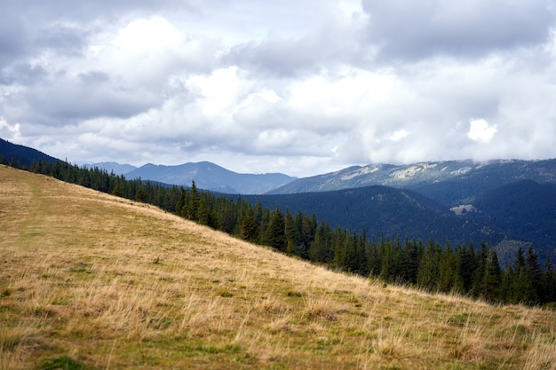 Paysage de montagne avec ciel nuage Carpates Ukraine Belle vue paysage