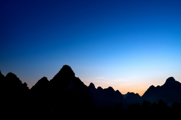 Paysage de montagne et de ciel de silhouette