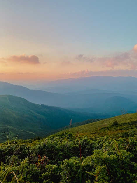 paysage de montagne coucher de soleil dans les montagnes, voir fond d'écran carpates tourisme randonnées dans la montagne
