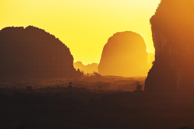 Paysage de montagne avec coucher de soleil à Krabi en Thaïlande