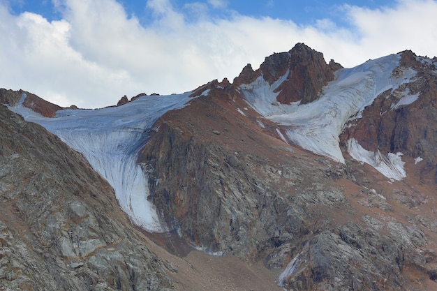 paysage de montagne à couper le souffle avec des sommets enneigés