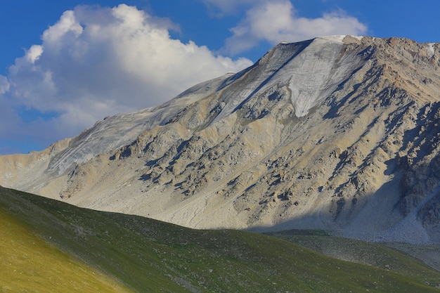 paysage de montagne à couper le souffle avec des sommets enneigés