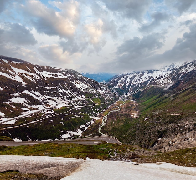 Paysage de montagne couvert nuageux de printemps avec route serpentine sur le col de la Furka Suisse