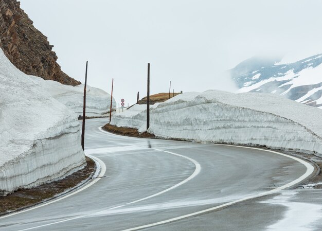 Paysage de montagne couvert nuageux de printemps avec route serpentine sur le col de la Furka, Suisse.