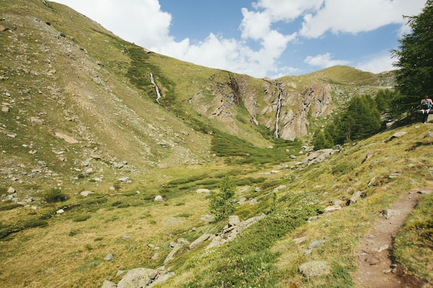 Paysage de montagne dans les Alpes avec des nuages et des cascades