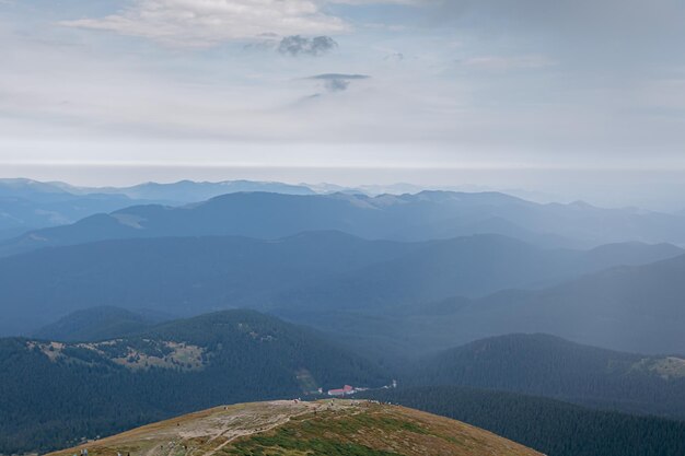 Paysage de montagne dans les Carpates ukrainiennes en été