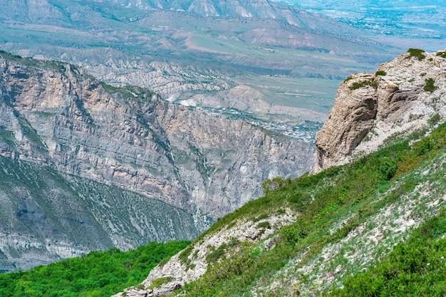 Paysage de montagne dans le Caucase avec vue sur la vallée de la rivière Sulak et les villes en contrebas dans la plaine