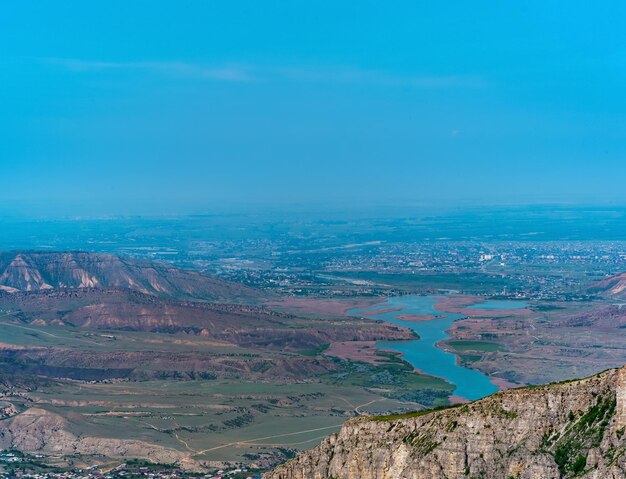 Paysage de montagne dans le Caucase avec vue sur la vallée de la rivière Sulak et les villes en contrebas dans la plaine