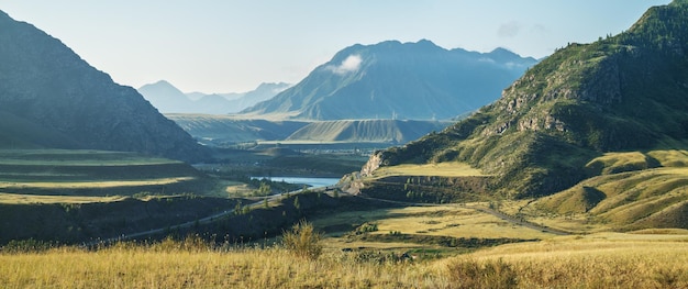 Paysage de montagne dans la vallée de la lumière du soir avec rivière