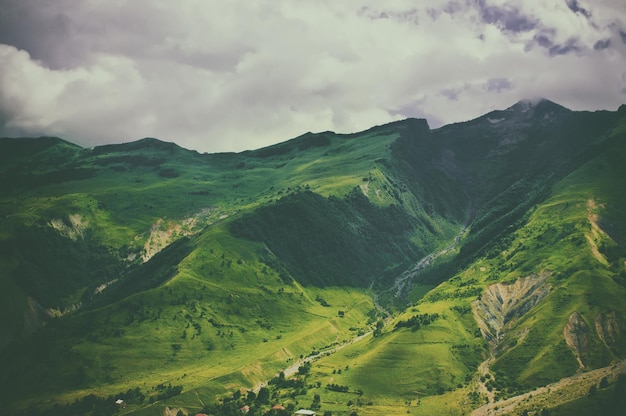 Paysage de montagne du caucase vert en Géorgie voyage naturel fond de vacances vintage hipster