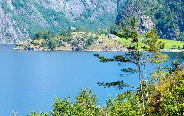 Paysage de montagne du fjord d'été (près de la cascade de Langfossen, Norvège).