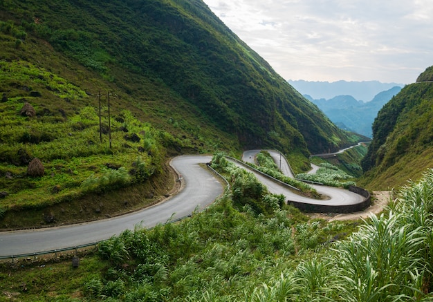 Paysage de montagne du géoparc karstique de Ha Giang dans le nord du Vietnam. Route sinueuse dans un paysage magnifique. Boucle de moto de Ha Giang, cyclistes faciles de destination de voyage célèbres.