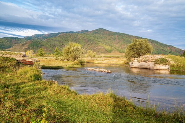 Paysage de montagne du matin avec une rivière. Automne dans la vallée de la rivière Karakol, montagnes de l'Altaï, Russie