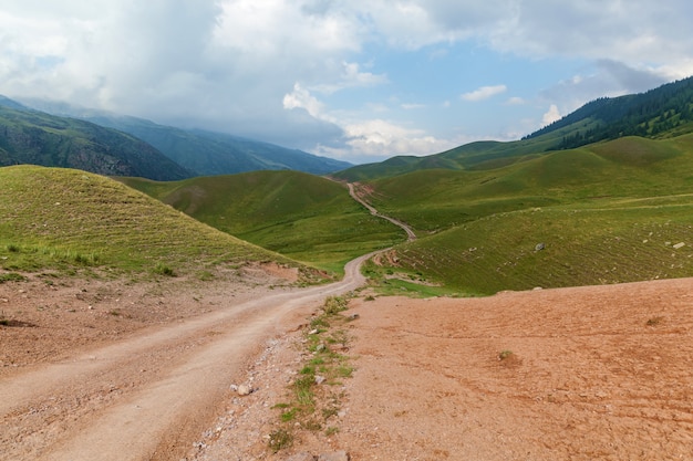 Le paysage de montagne du plateau d'Assy est le Kazakhstan, chemin de terre de montagne