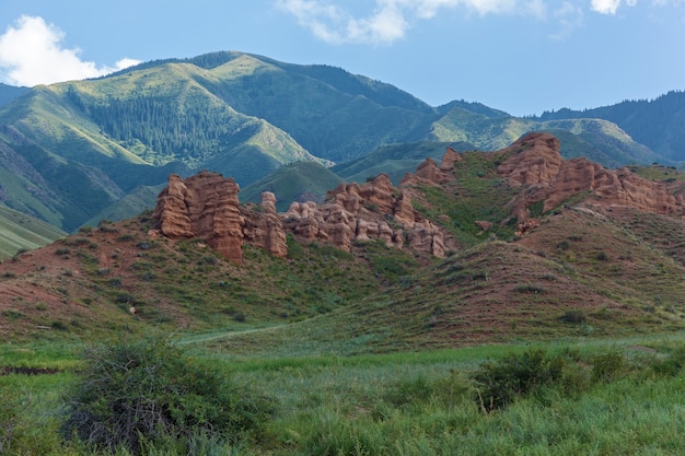 Photo le paysage de montagne du plateau d'assy est le kazakhstan