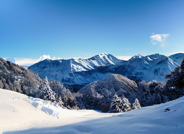 Un paysage de montagne enneigé d'une journée d'hiver croustillante