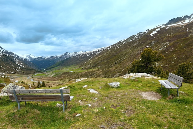 Paysage de montagne d'été avec bancs (col de Fluela, Suisse)