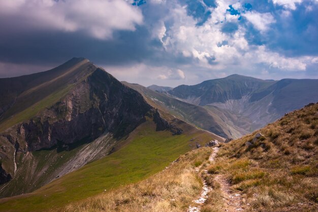 Paysage de montagne d'été belle nature en Italie