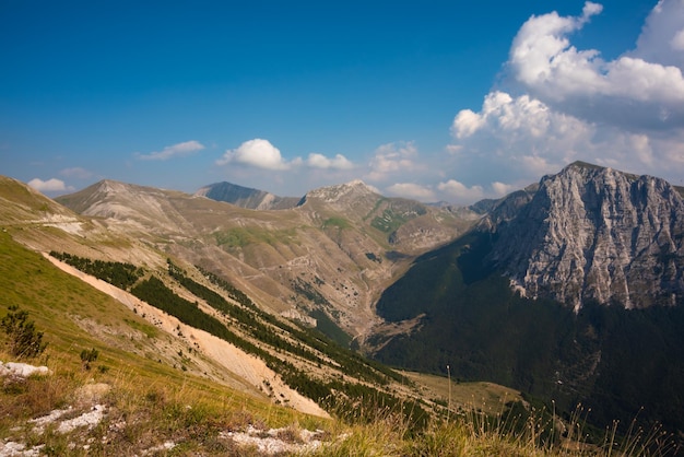 Paysage de montagne d'été belle nature en Italie