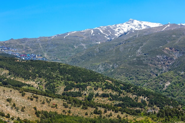 Paysage de montagne d'été avec de la neige au sommet (Parc National de la Sierra Nevada, près de Grenade, Espagne).