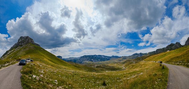 Photo paysage de montagne d'été pittoresque du parc national de durmitor monténégro europe balkans alpes dinariques patrimoine mondial de l'unesco route panoramique de durmitor col de sedlo voitures méconnaissables