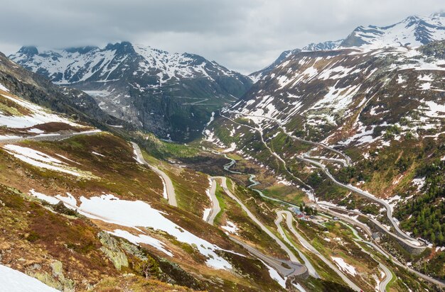 Paysage de montagne d'été avec routes alpines serpentines (col du Grimsel, Suisse).