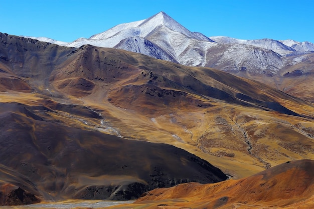 Photo paysage de montagne de la falaise dans l'himalaya