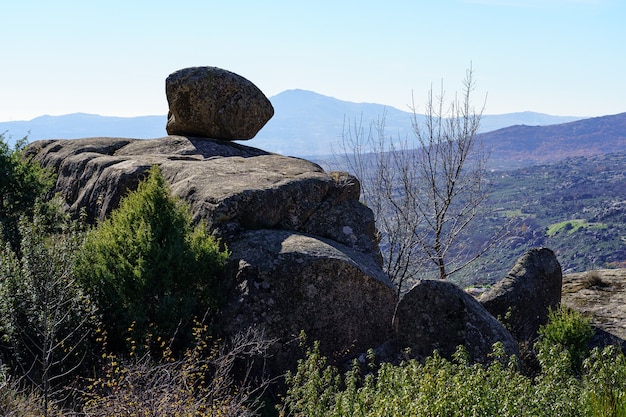 Paysage de montagne de grandes roches de granit, de hautes formations de pierre aux formes spectaculaires. Ville, Valdemanco, Madrid.