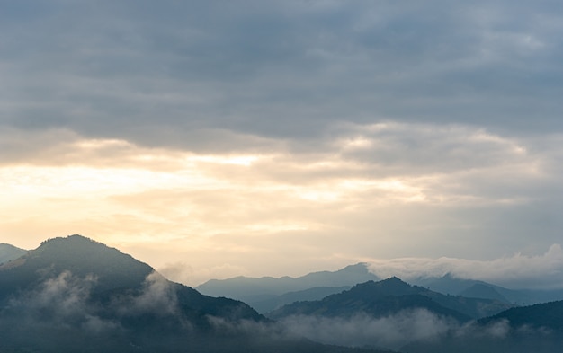 Paysage de montagne avec grenouille au moment du matin