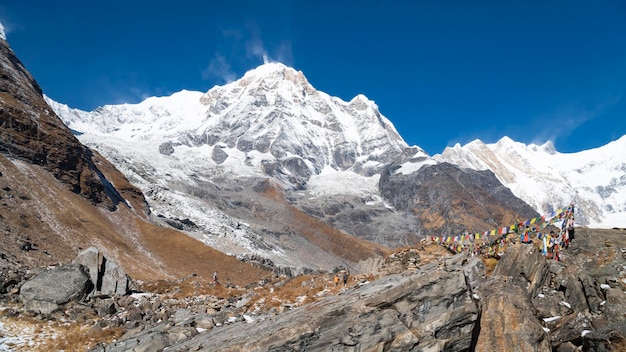 Paysage de montagne de l'Himalaya dans la région de l'Annapurna. Sommet de l'Annapurna dans la chaîne de l'Himalaya, Népal. Randonnée au camp de base des Annapurna. Montagnes enneigées, hauts sommets de l'Annapurna.