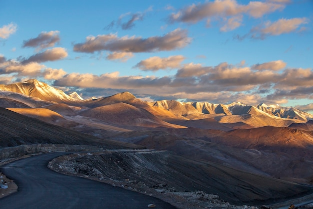 Paysage de montagne de l'Himalaya le long de la route de Leh à Manali pendant le lever du soleil en Inde. Matin de montagnes rocheuses majestueuses dans l'Himalaya indien, le Ladakh, la région du Jammu-et-Cachemire, en Inde. Nature, concept de voyage