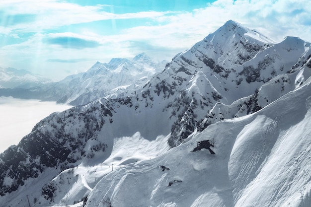 Paysage de montagne d'hiver enneigé ensoleillé