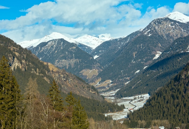 Paysage de montagne d'hiver avec forêt sur pente (Autriche).