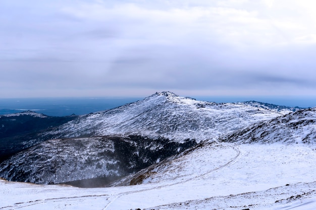 Paysage de montagne d'hiver de l'Oural du Nord à proximité du mont Konzhakovskiy Kamen