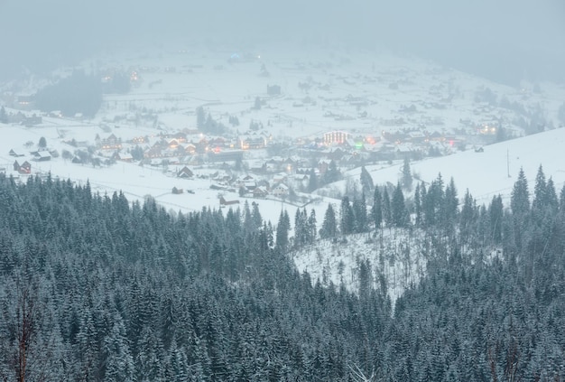 Paysage de montagne d'hiver tôt le matin