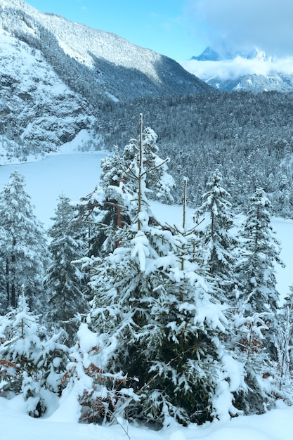 Paysage de montagne d'hiver. Vue de Fern Pass à l'est avec le lac Blindsee, Autriche.